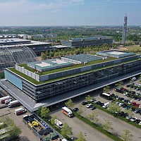 Außenansicht mit Parkplatz Außenansicht mit Parkplatz