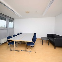 CCL - Büro 5: Konferenztisch mit Sofa