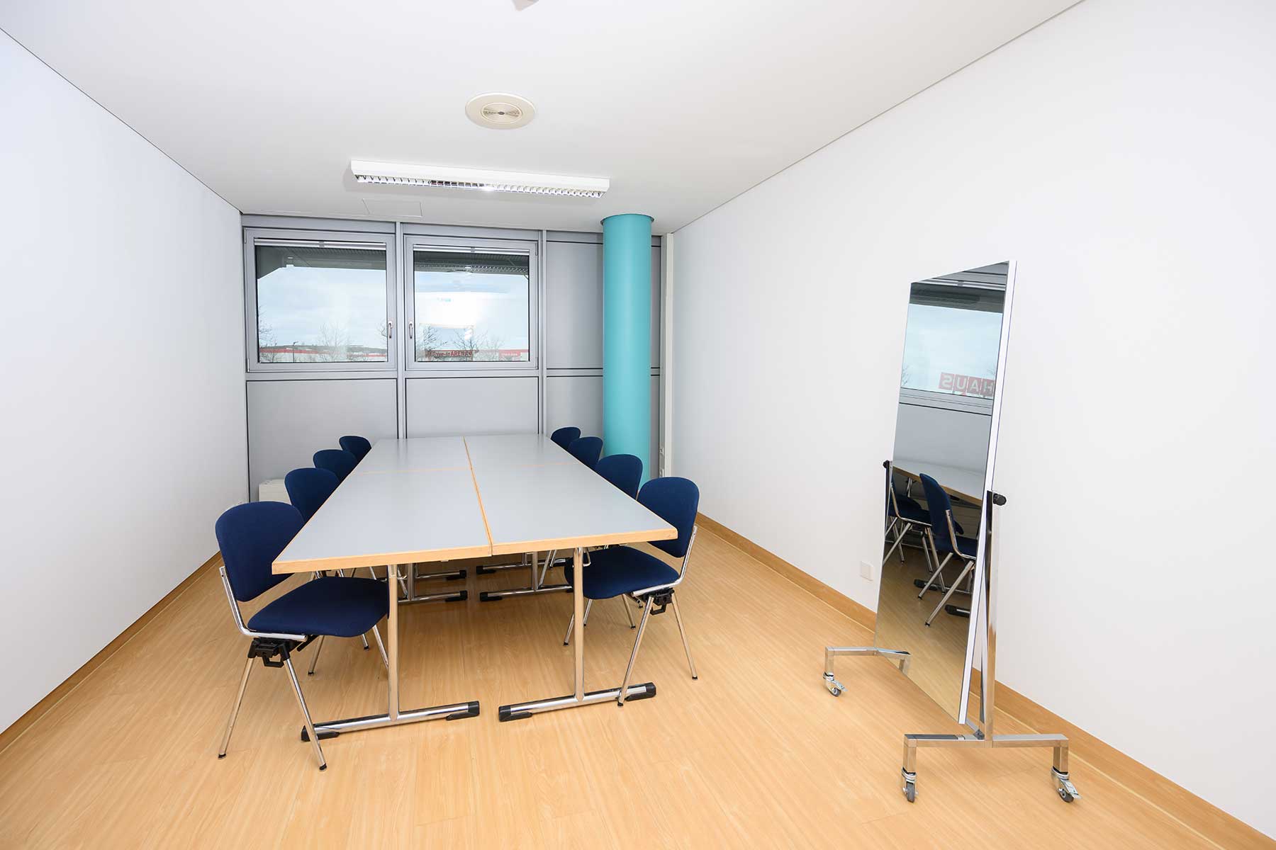 CCL - Büro 6: Konferenztisch mit Bestuhlung CCL - Büro 6: Konferenztisch mit Bestuhlung