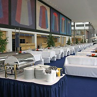 CCL: Foyer, Ebene +1, Bankett mit eingedeckten Tischen CCL: Foyer, Ebene +1, Bankett mit eingedeckten Tischen