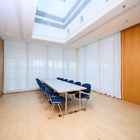 CCL - Seminarraum 15: bestuhlter Konferenztisch bei geschlossener Fensterfront